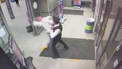 Agent de Sécurité neutralise un homme armé d' un couteau